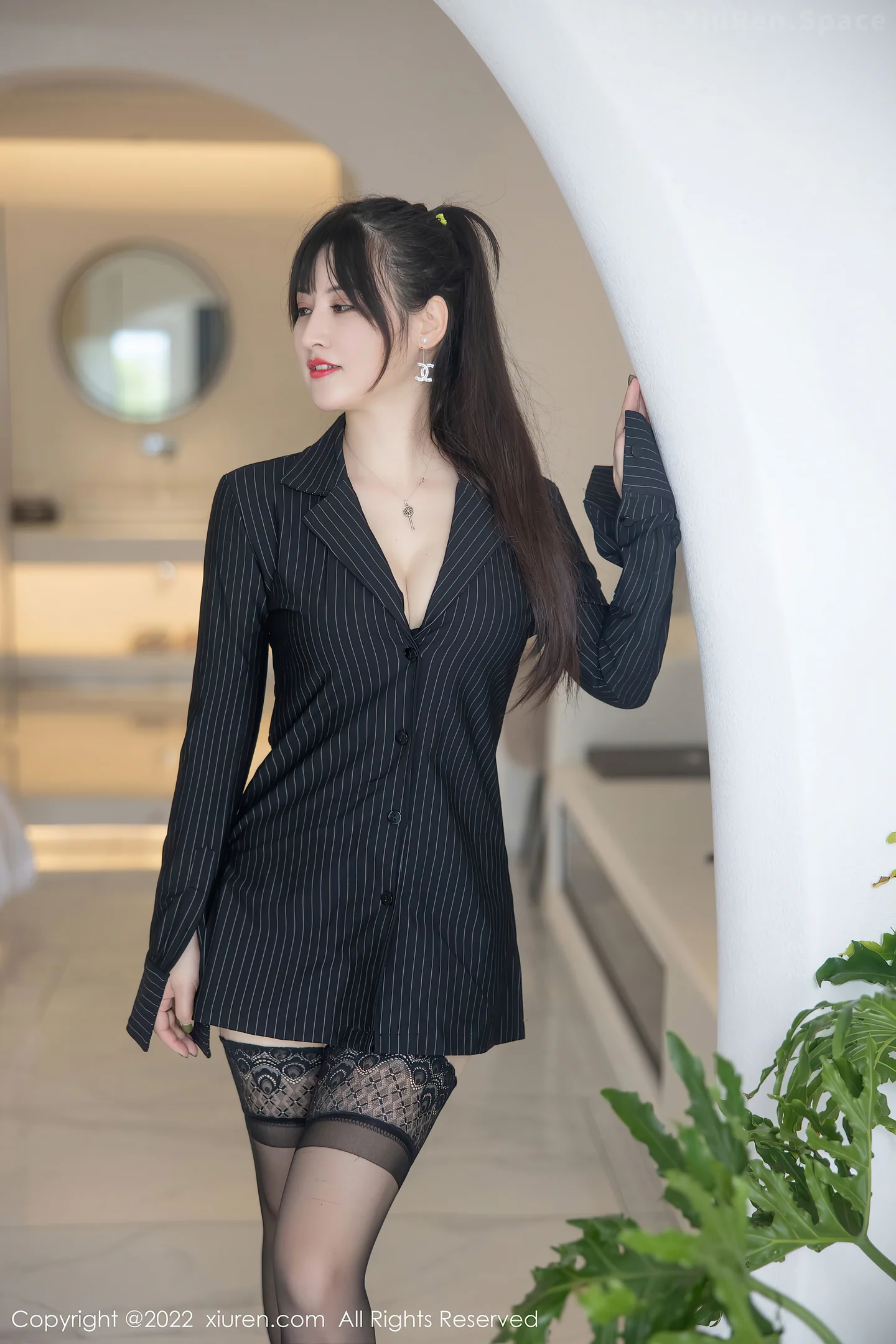 图片[3]-[XiuRen秀人网] VOL.5335 模特诗诗kiki大理旅拍半脱黑色条纹T恤露性感蕾丝内衣诱惑写真83P-秀人网官方网站